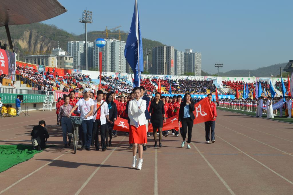 我院代表队经过主席台