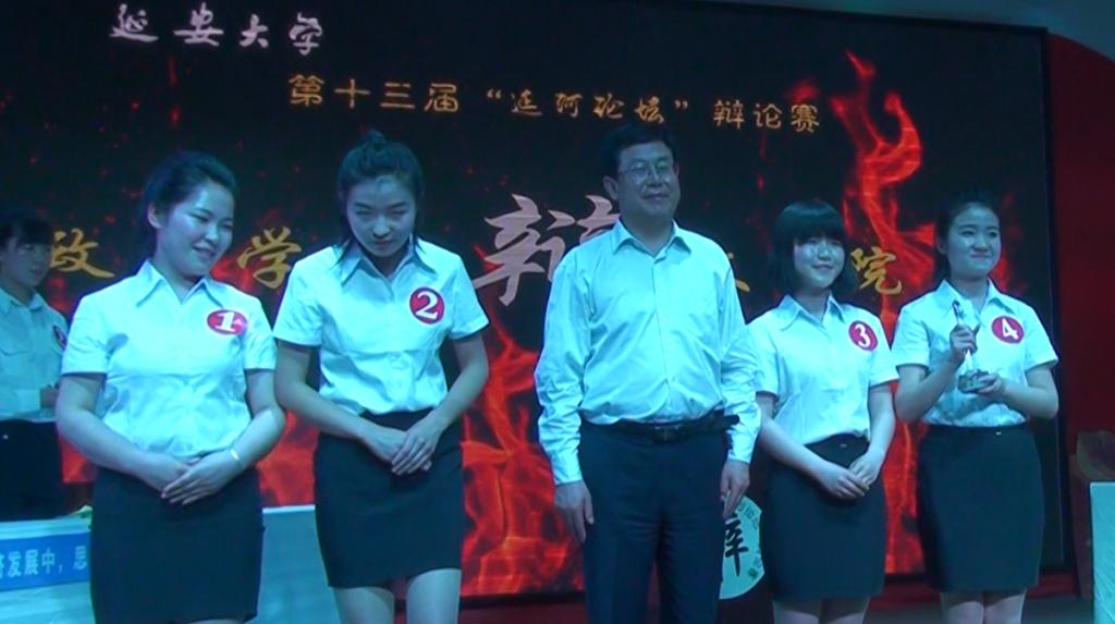 校党委副书记田伏虎为我院参赛选手颁奖