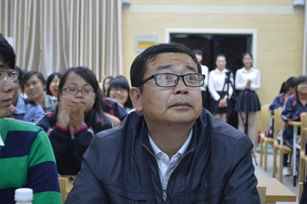 院党委副书记李伟观看学生宿舍党建文化展示