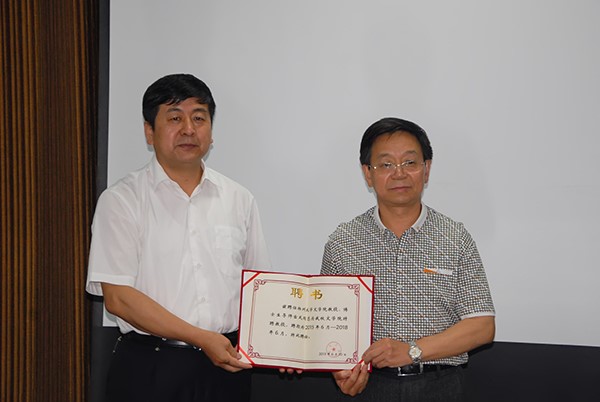 许静洪副校长为古风教授颁发聘书