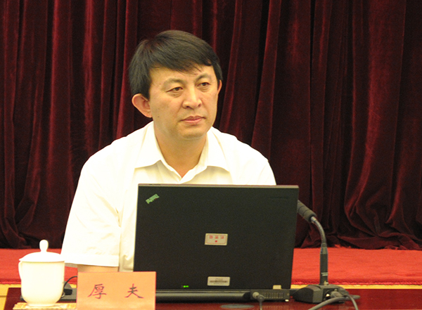 梁向阳教授在作报告