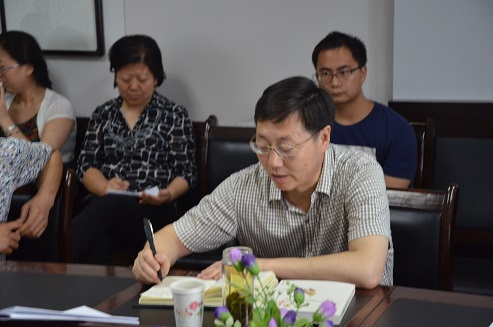 张校长边听边记录