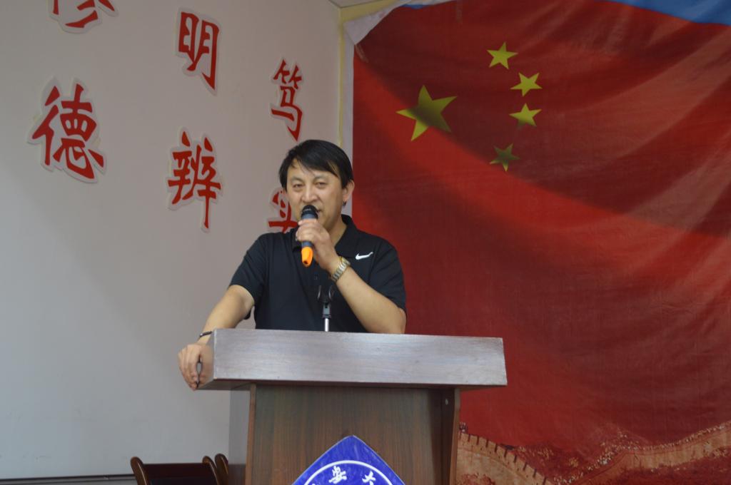 梁向阳院长主持报告会