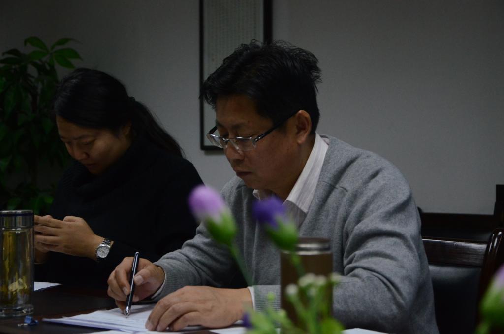 党委书记吕达主持会议